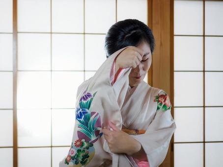 33:顔を隠す着物の女性 33:顔を隠す着物の女性 着物,恥ずかしい,袖の写真素材