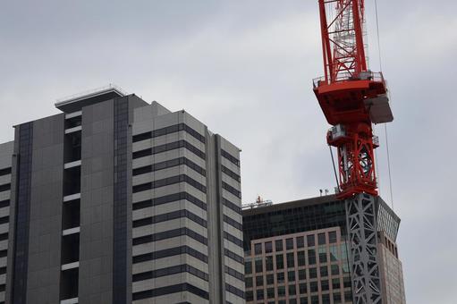 曇り空と高層ビルとクレーンのある街並み 曇り,空,高層ビルの写真素材