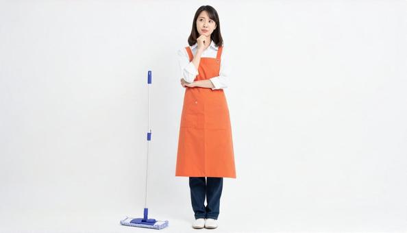 悩むエプロン姿の若い日本人女性 悩むエプロン姿の若い日本人女性の写真
