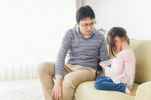 子育てのストレスを感じるお父さん しつけ,育てる,子どもの写真素材