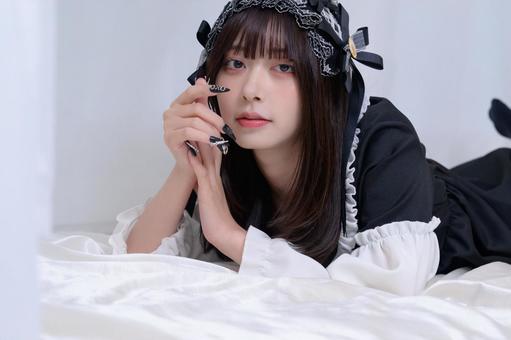 ベッドにうつ伏せになる地雷系女子 ベッドにうつ伏せになる地雷系女子 ベッド,寝る,うつ伏せの写真素材