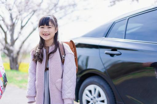 乳歯が抜けた小学生の女の子 乳歯が抜けた小学生の女の子 育児,生徒,幼児の写真素材