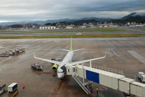 曇天と雨の福岡空港の風景 飛行機,航空機,旅客機の写真素材