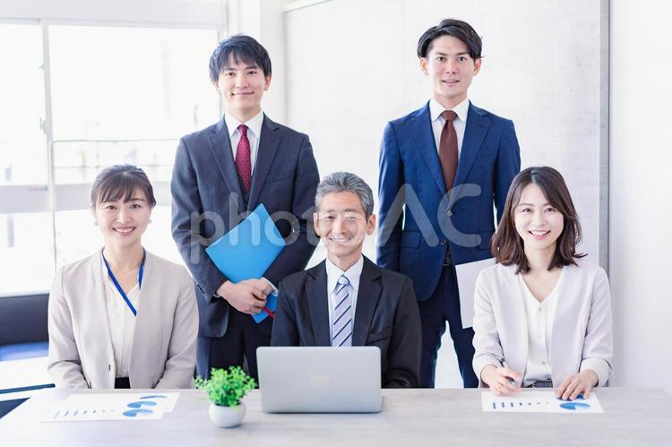 笑顔で打ち合わせをするビジネスパーソン 明るい,仲間,採用の写真素材