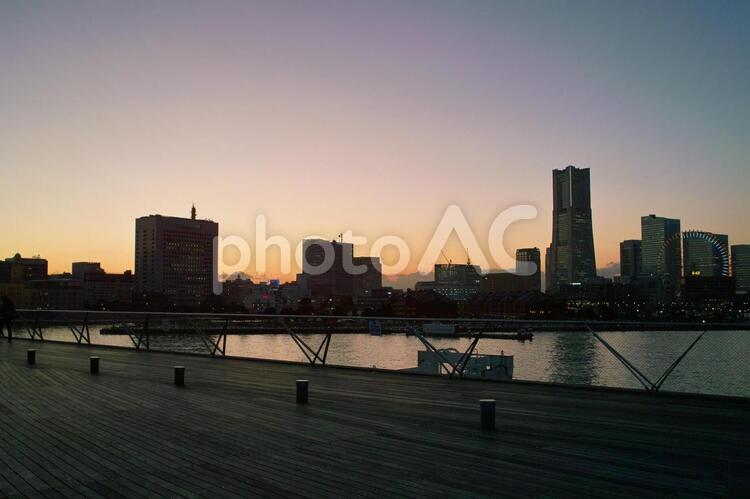 横浜　大桟橋#6 夕暮れ,セピア,横浜の写真素材