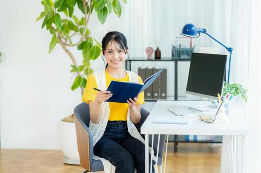 オフィスで働くビジネスウーマン ビジネスウーマン,オフィス,若い女性の写真素材