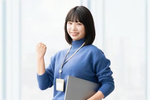 ガッツポーズをする女性・ビジネスウーマン ガッツポーズをする女性・ビジネスウーマン 女性,ガッツポーズ,笑顔の写真素材