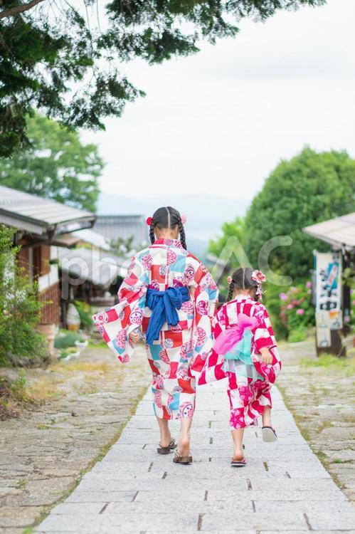 浴衣姿の子供達　後ろ姿 後ろ姿,子供,浴衣の写真素材