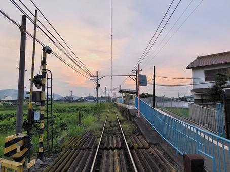 夕暮れ時のプラットホーム、兵庫県小野市 夕暮れ時のプラットホーム、兵庫県小野市 神戸電鉄,粟生線,葉多駅の写真素材