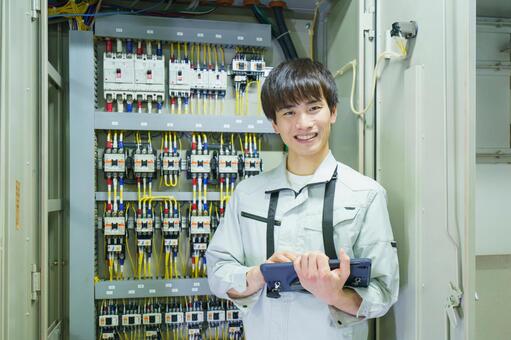 制御盤点検をする男性作業員のポートレート 男性,タブレット,ポートレートの写真素材