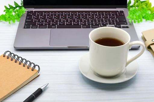 コーヒーとワークスペース ワークスペース,休み時間,コーヒーブレイクの写真素材