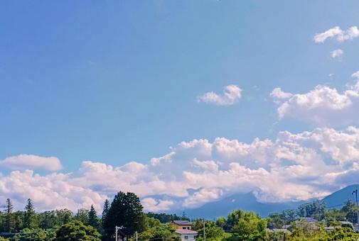 入道雲に覆われた甲斐駒ヶ岳 入道雲に覆われた甲斐駒ヶ岳の写真