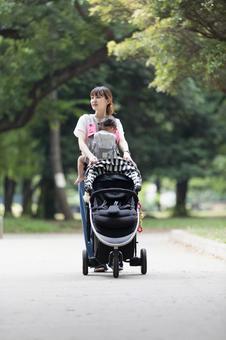 母親 育児 母親 育児 女性,人物,日本人の写真素材