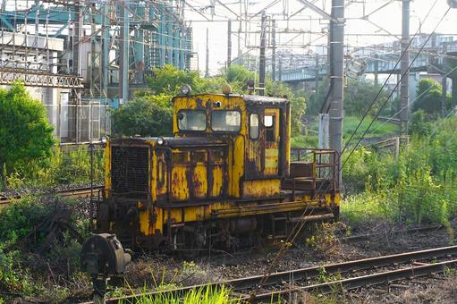 廃車になった錆びた列車 入換専用機関車,機関車,列車の写真素材