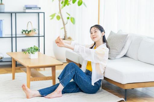 リビングでくつろぐ女性 リビングでくつろぐ女性 女性,笑顔,ポートレートの写真素材