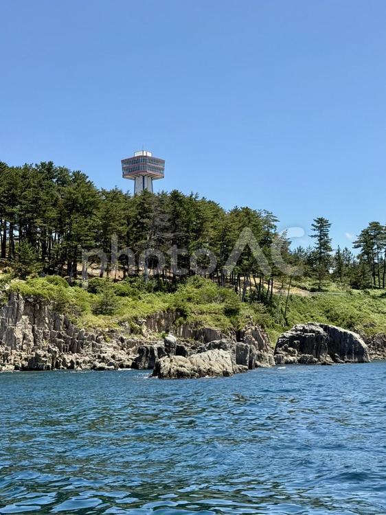 横から見た東尋坊　遊覧船からの景色 柱状節理,磯辺,水面の写真素材