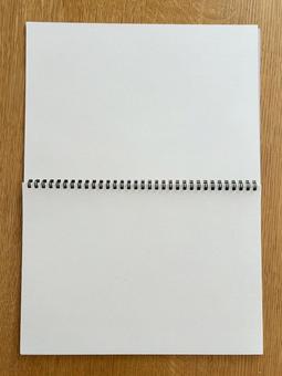 テーブルに置かれた白いスケッチブック テーブルに置かれた白いスケッチブック スケッチブック,ノート,白いノートの写真素材
