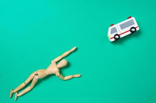 倒れたデッサン人形と駆け付けた救急車 倒れたデッサン人形と駆け付けた救急車 救急車,病人,急病の写真素材
