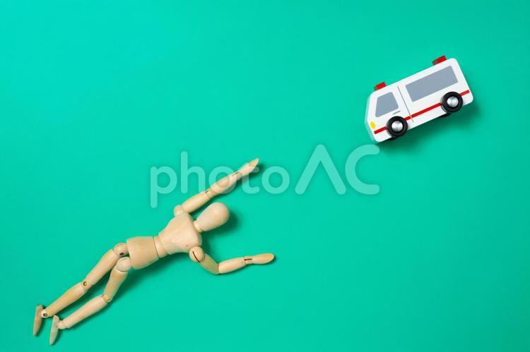 倒れたデッサン人形と駆け付けた救急車 救急車,病人,急病の写真素材