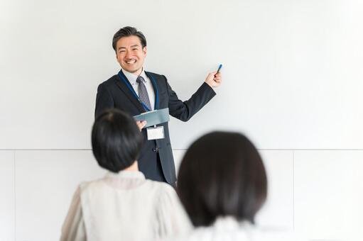 ホワイトボードの前で講義する男講師,教師 先生,セミナー,教師の写真素材