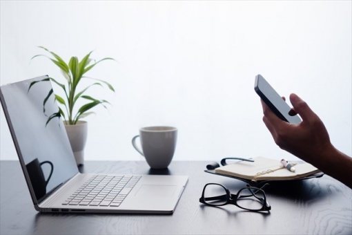 Business image: smartphone operation, le télétravail, travail à domicile, travail à distance, JPG