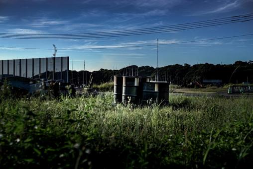<Material> Drums placed in the parking lot inside the fishing port, JPG