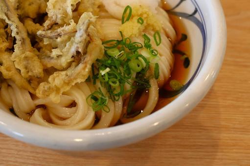 いかなごの天ぷらぶっかけうどんの冷や いかなごの天ぷらぶっかけうどんの冷や いかなごの天ぷら,天ぷら,ぶっかけうどんの写真素材