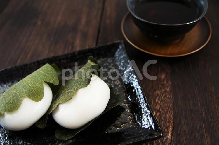 和菓子の柏餅とお茶 和菓子,柏餅,茶の写真素材