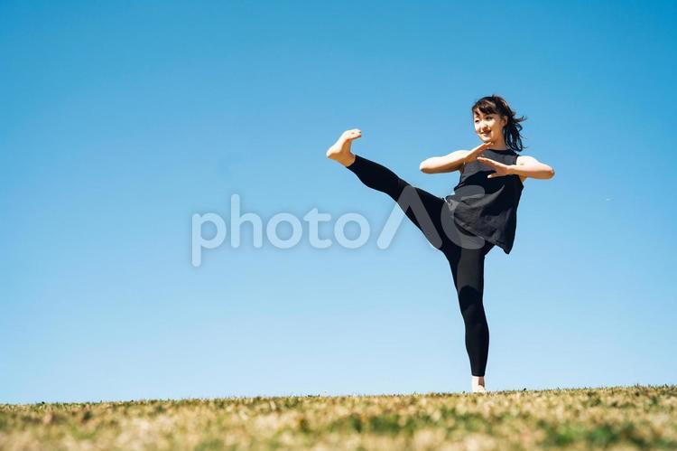 格闘技をする女性（キック・蹴る） 太極拳,武術,気功の写真素材