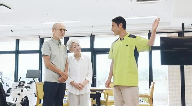 施設の内見をする介護士と高齢者 介護士,介護福祉士,高齢者の写真素材