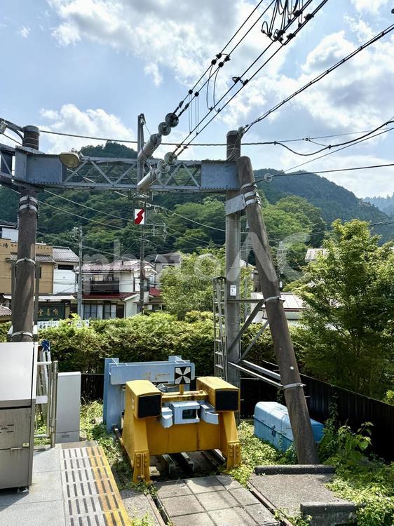 高尾山口駅のホーム　2025年夏 終点,行き止まり,グリーンの写真素材
