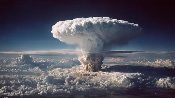 夕焼けに染まる核爆発のキノコ雲 夕焼けに染まる核爆発のキノコ雲の写真
