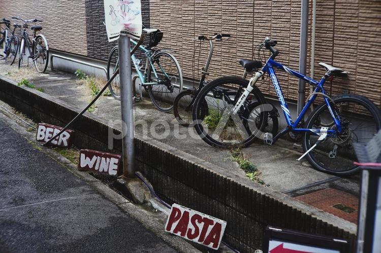 放置自転車 自転車,街並み,道路の写真素材