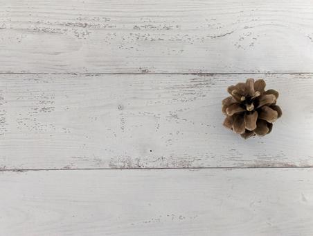 秋冬素材|松ぼっくりと白木ボード_1 松ぼっくり,ナチュラル,コピースペースの写真素材