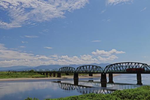 夏空と鉄橋と貨物列車とリフレクション 夏空と鉄橋と貨物列車とリフレクション 夏空,リフレクション,青空の写真素材