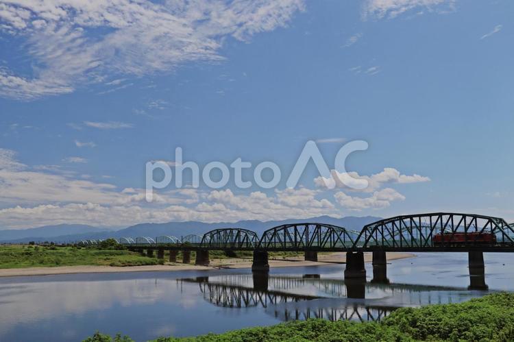 夏空と鉄橋と貨物列車とリフレクション 夏空,リフレクション,青空の写真素材