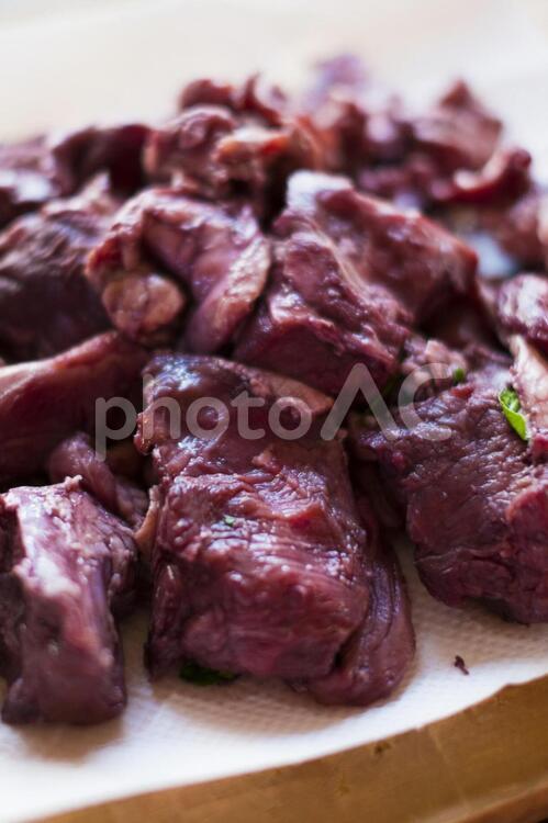 ブフ・ブルギニョンの仕込み_肉を取り出す 牛肉,赤ワイン煮込み,ブフ・ブルギニョンの写真素材