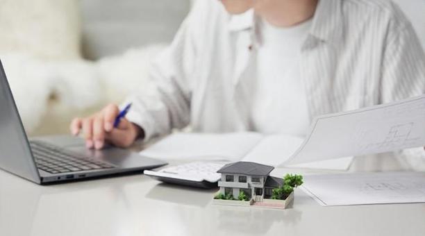 不動産を検討するアジア人男性 不動産,検討,男性の写真素材