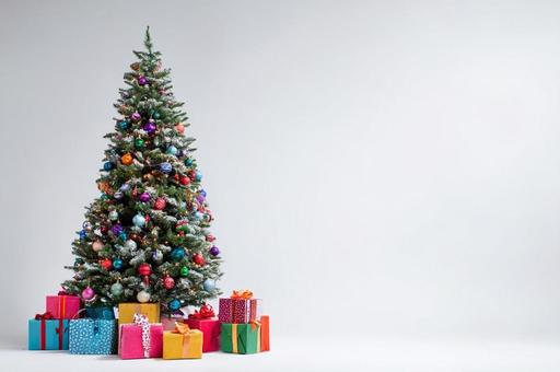 プレゼントが置いているクリスマスツリー プレゼントが置いているクリスマスツリーの写真