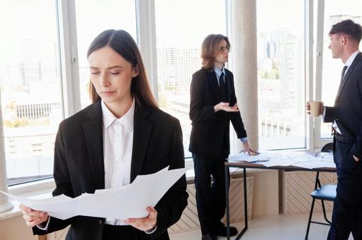 大量の書類を持ち悩む女性 男女,女性,資料の写真素材