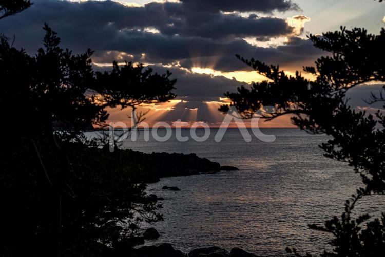 ＜五島の夜明け＞鐙瀬溶岩海岸の日の出 海,サンセット,夜明けの写真素材