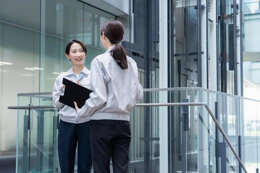 ビルメンテナンスする女性エンジニア 不動産,エンジニア,建築の写真素材