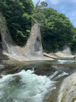 滝が流れ落ちる岩場と初夏の緑 滝,岩場,苔の写真素材