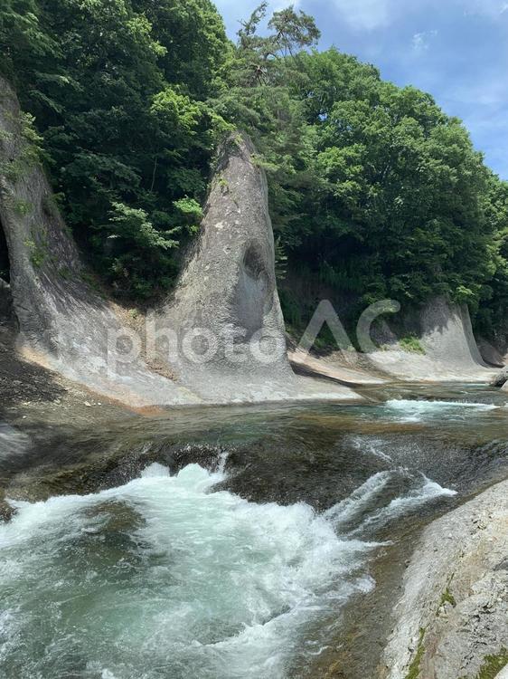 滝が流れ落ちる岩場と初夏の緑 滝,岩場,苔の写真素材