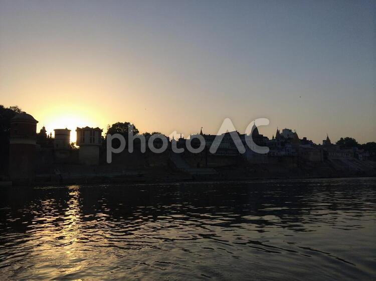 インドのバラナシガンジス川の夕日 インド,バラナシ,ガンジス川の写真素材