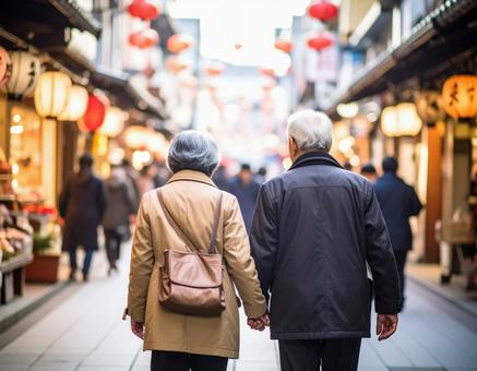 商店街を歩く人 商店街を歩く人の写真