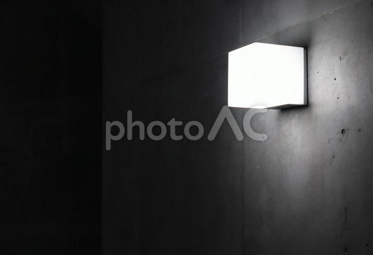 暗闇を照らすライト 暗闇,照明,光の写真素材