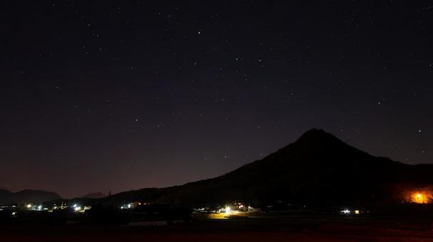 星々を戴く山 星々を戴く山 星空,山,夜の写真素材