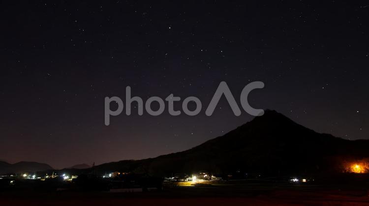 星々を戴く山 星空,山,夜の写真素材