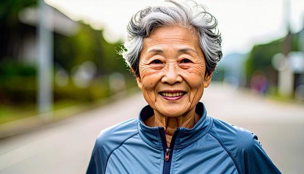 全力ダッシュする日本人シニア女性 全力ダッシュする日本人シニア女性の写真